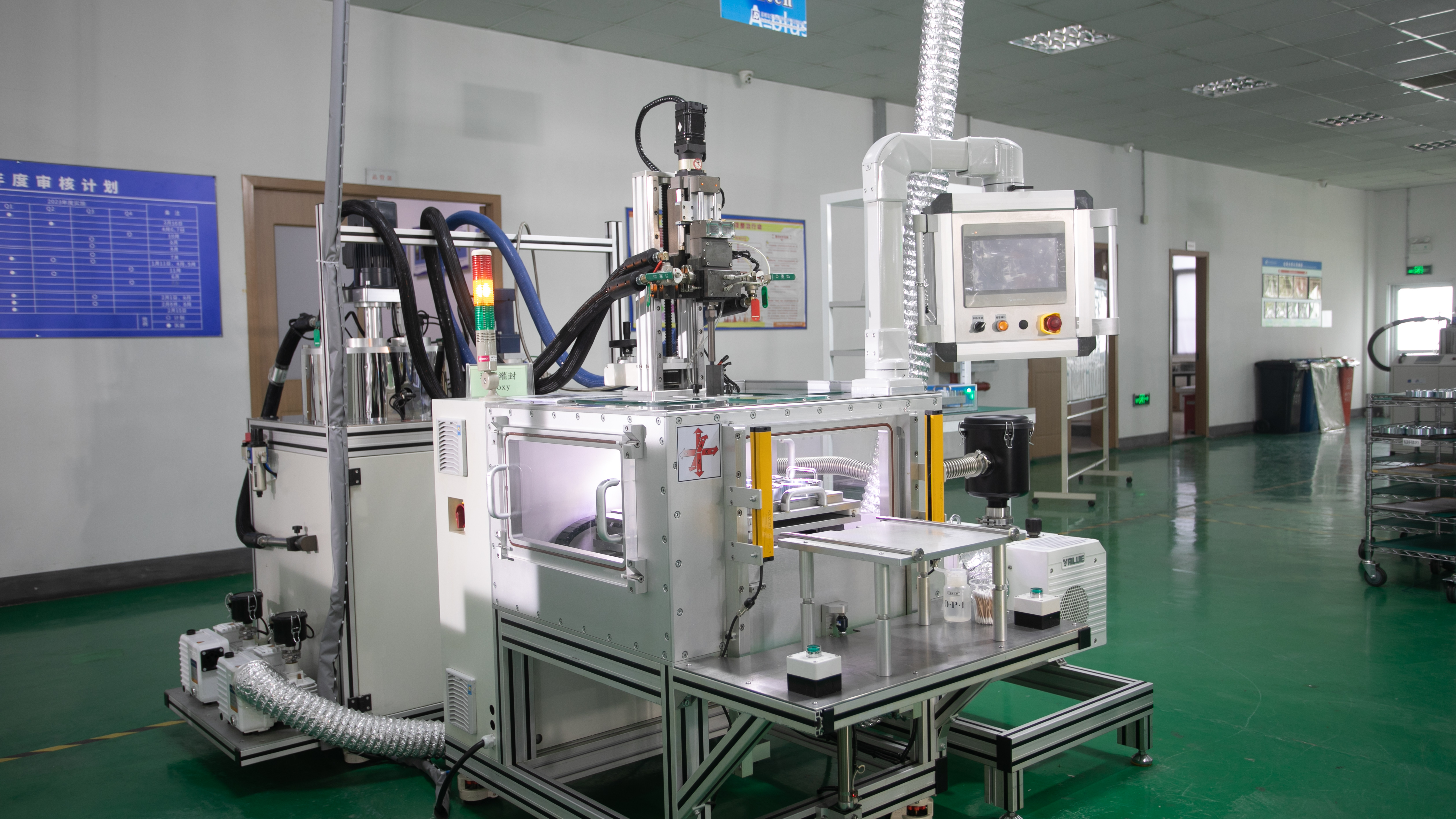 Vacuum glue filling machine