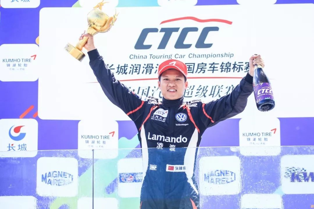 The high temperature and heat can't stop Lingdu from winning the championship. Zhang Zhendong added another championship trophy in the main match