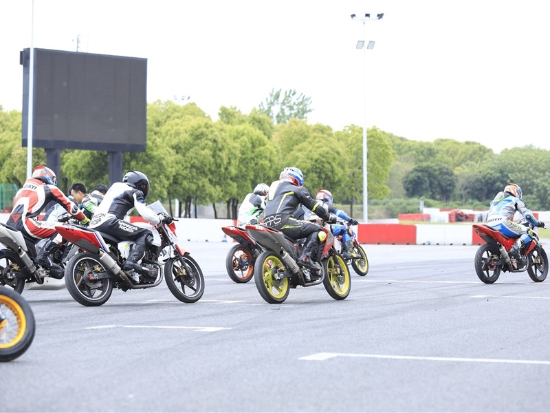 The first race of motorcycle 3-hour endurance race won!