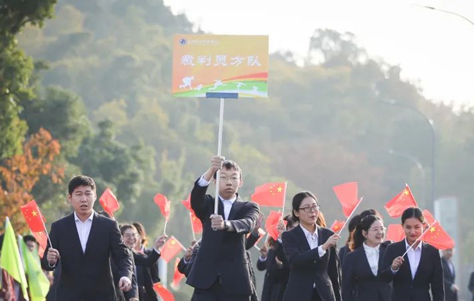 天成湖畔展英姿，竞技场上尽风采